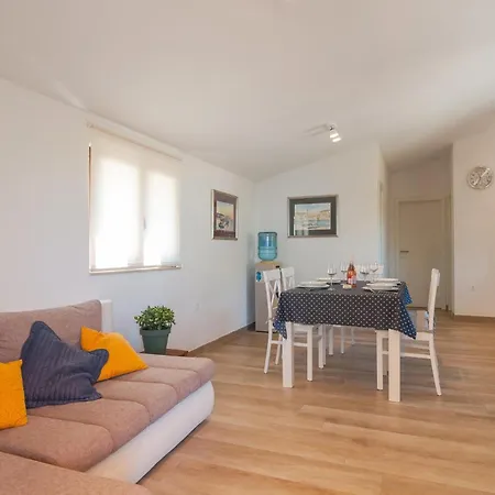 2 Bedroom Lovely In Praznica * Pražnice