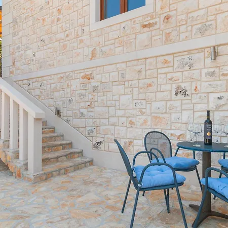 2 Bedroom Lovely In Praznica Σπίτι διακοπών Pražnice